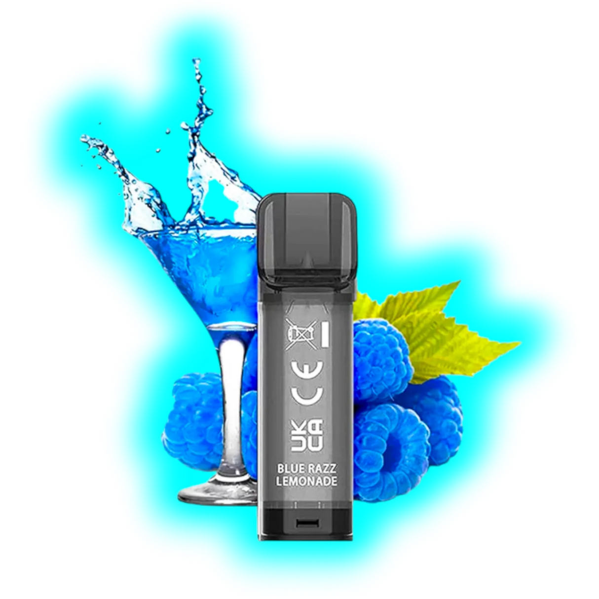Nahaufnahme eines schwarzen Einweg-E-Zigaretten-Pods mit der Aufschrift 'BLUE RAZZ LEMONADE' vor einem Cocktailglas mit blauer Flüssigkeit und mehreren Himbeeren mit Blättern