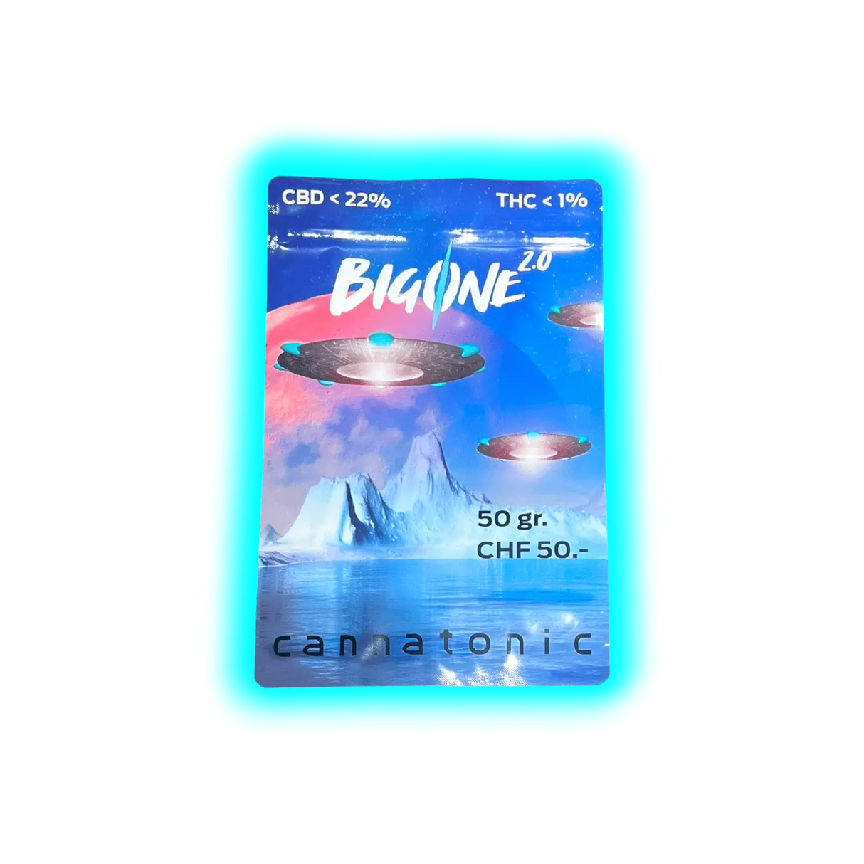 Verpackung mit der Aufschrift 'BIG ONE 2.0', 'CBD < 22%', 'THC < 1%', '50 gr.', 'CHF 50.-' und 'cannatonic' vor einem Hintergrund mit Eisbergen und schwebenden UFOs.