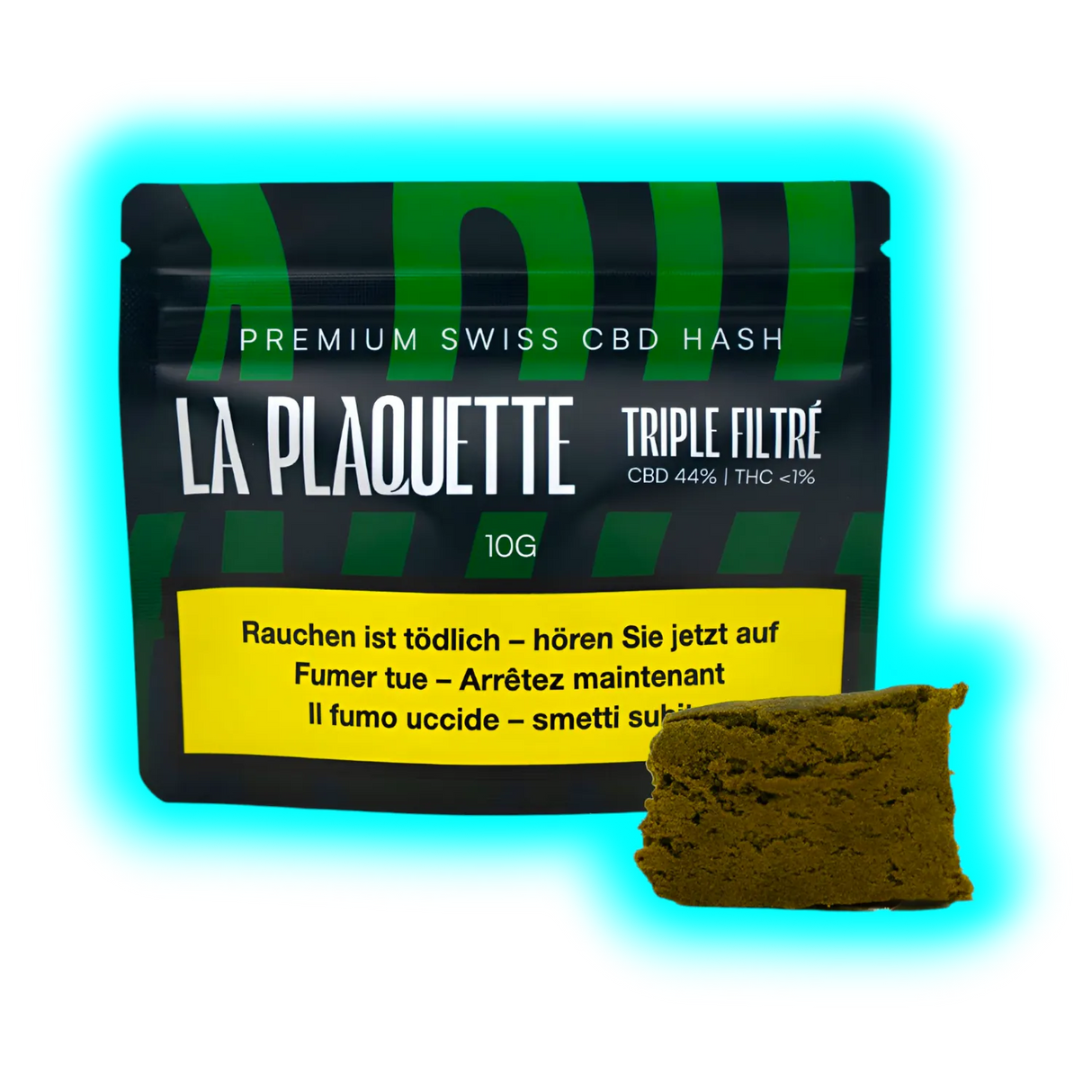 Im Vordergrund steht eine rechteckige Verpackung mit der Aufschrift 'LA PLAQUETTE TRIPLE FILTRÉ', die als Premium Swiss CBD Hasch beworben wird. Die Verpackung ist überwiegend grün mit schwarzen und weißen Schriftzügen. Darunter befindet sich ein kleiner brauner Block, der das Produkt, CBD Hasch, zeigt. Die Verpackung enthält weitere Hinweise in mehreren Sprachen, darunter einen Warnhinweis zum Rauchen. Ein leuchtend blauer Rahmen hebt die Verpackung und das Produkt hervor.