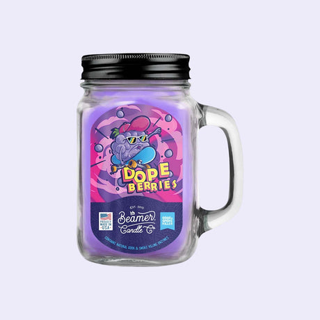 "Beamer Candles Co Dope Berries Duftkerze – Fruchtige Mischung aus Blaubeeren, Himbeeren und Zitrusfrüchten. Soja-Wachs für saubere Verbrennung und bis zu 60 Stunden Brenndauer. Ideal für frische Duftnoten zuhause."
