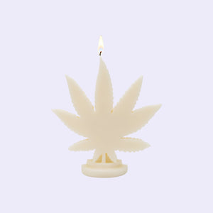 "Candle Bea Cannabis Leaf Candle – Grüne, frische Aromen mit pflanzlicher und würziger Note. Saubere Verbrennung und bis zu 50 Stunden Brenndauer in einem dekorativen Cannabisblatt-Design."