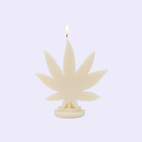 "Candle Bea Cannabis Leaf Candle – Grüne, frische Aromen mit pflanzlicher und würziger Note. Saubere Verbrennung und bis zu 50 Stunden Brenndauer in einem dekorativen Cannabisblatt-Design."