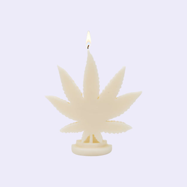 "Candle Bea Cannabis Leaf Candle – Grüne, frische Aromen mit pflanzlicher und würziger Note. Saubere Verbrennung und bis zu 50 Stunden Brenndauer in einem dekorativen Cannabisblatt-Design."