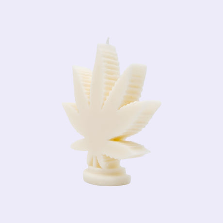 "Candle Bea Cannabis Leaf Candle – Grüne, frische Aromen mit pflanzlicher und würziger Note. Saubere Verbrennung und bis zu 50 Stunden Brenndauer in einem dekorativen Cannabisblatt-Design."