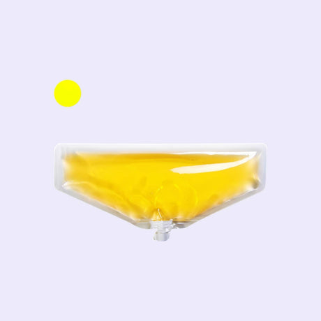Das Bild zeigt eine 80 ml Nachfüllflasche mit künstlichem Urin für das ScreenyWeeny und ScreenUrin-Set. Der Urin in der Flasche hat eine natürliche gelbe Farbe und ist ideal für die Verwendung in Urintests oder zur Simulation von Urin in speziellen Anwendungen. Die Flasche ermöglicht eine einfache und diskrete Nachfüllung des Systems für die Nutzung in verschiedenen Testsituationen.