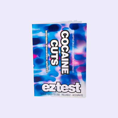 Das Bild zeigt die Verpackung des EZ-Test-Kits für Cocaine Cuts, das zur Identifizierung von Streckstoffen in Kokain wie Levamisol, Phenacetin und Ephedrin verwendet wird. Dieses Testkit ist schnell, einfach zu bedienen und zuverlässig, um die Reinheit von Kokainproben zu überprüfen. Es bietet eine genaue Analyse von Streckmitteln und ist ideal für den Einsatz in Feldtests zur Drogenidentifikation.