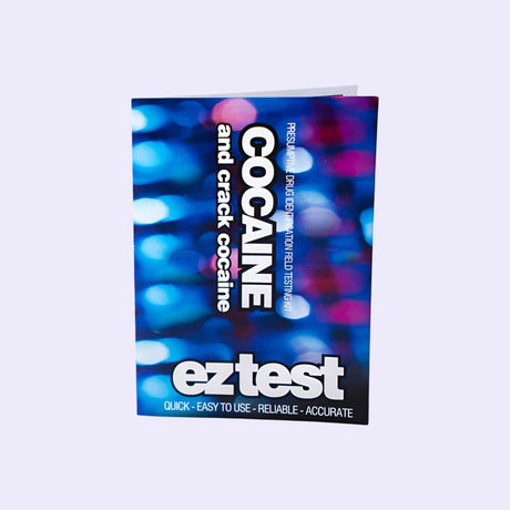 Das Bild zeigt die Verpackung des EZ-Test-Kits für Kokain und Crack-Kokain. Es handelt sich um ein schnelles, einfach zu verwendendes Testkit, das zuverlässig den Gehalt von Kokain und Crack-Kokain in einer Probe nachweist. Die Verpackung hebt die Benutzerfreundlichkeit und die Genauigkeit des Produkts hervor, ideal für den Einsatz in Feldtests zur Drogenidentifikation.