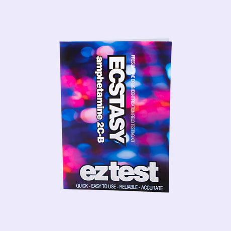 Das Bild zeigt die Verpackung des EZ-Test-Kits für Ecstasy, Amphetamin und 2C-B. Dieses Testkit ermöglicht eine schnelle und zuverlässige Identifizierung der Drogen in einer Probe. Es ist einfach zu bedienen und bietet genaue Ergebnisse, ideal für den Einsatz in Feldtests zur Drogenidentifikation. Das Kit ist für die Bestimmung von Ecstasy und verwandten Substanzen geeignet.