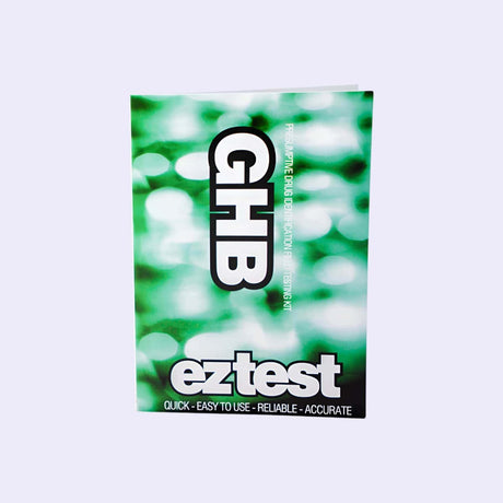 Das Bild zeigt die Verpackung des EZ-Test-Kits für GHB (Gamma-Hydroxybuttersäure). Das Testkit ist einfach zu verwenden, schnell und zuverlässig, um GHB in Proben nachzuweisen. Es bietet genaue Ergebnisse und eignet sich ideal für den Einsatz in Feldtests zur Drogenidentifikation. Das Kit ermöglicht eine schnelle Überprüfung von GHB in verschiedenen Flüssigkeiten.
