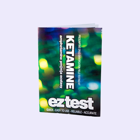 Das Bild zeigt die Verpackung des EZ-Test-Kits für Ketamin, Amphetamin und Ecstasy. Das Kit ermöglicht eine schnelle und einfache Identifikation dieser Drogen in einer Probe. Es ist ideal für den Einsatz im Feld und bietet schnelle, zuverlässige und präzise Ergebnisse, um Ketamin und verwandte Substanzen zu testen.