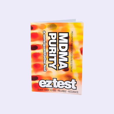 Das Bild zeigt die Verpackung des EZ-Test-Kits zur Bestimmung der MDMA-Reinheit. Es handelt sich um einen halbquantitativen Test, der verwendet wird, um den Reinheitsgrad von MDMA in einer Probe zu messen. Das Kit ist einfach zu bedienen und liefert zuverlässige Ergebnisse, ideal für die Analyse von MDMA auf seine Reinheit. Es ist speziell für den Einsatz in Feldtests zur Überprüfung von Drogenproben konzipiert.