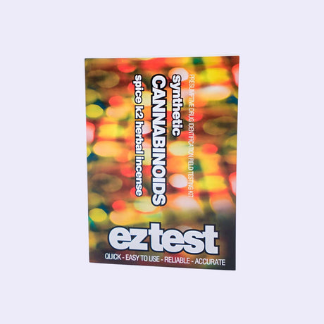 Das Bild zeigt die Verpackung des EZ-Test-Kits für synthetische Cannabinoide, auch bekannt als "Spice" oder "K2", sowie für Kräuterrauch-Incense. Dieses Testkit ermöglicht eine schnelle und zuverlässige Identifizierung synthetischer Cannabinoide in Proben. Es ist einfach zu verwenden und liefert präzise Ergebnisse, ideal für den Einsatz in Feldtests zur Drogenidentifikation.