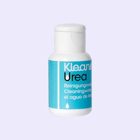 Das Bild zeigt eine Flasche Kleaner Urea Reinigungswasser mit einem Inhalt von 30 ml. Diese Flüssigkeit wird verwendet, um Urinproben zu reinigen oder zu simulieren, und wird häufig in Situationen verwendet, bei denen synthetischer Urin benötigt wird. Die Flasche ist mit einem praktischen Verschluss versehen, der eine einfache Anwendung ermöglicht.