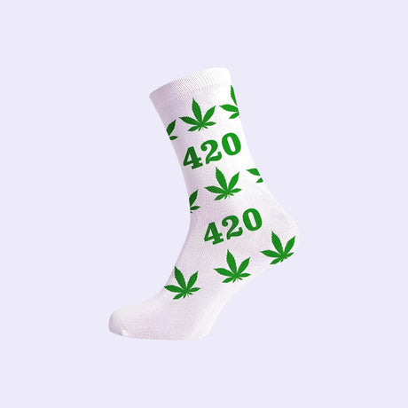 "Long Socks 36-42 White 420 Green Leaves, weiße Socken mit grünem Blattmuster und '420'-Design, bequeme und stylische Socken für Freizeit und Sport."