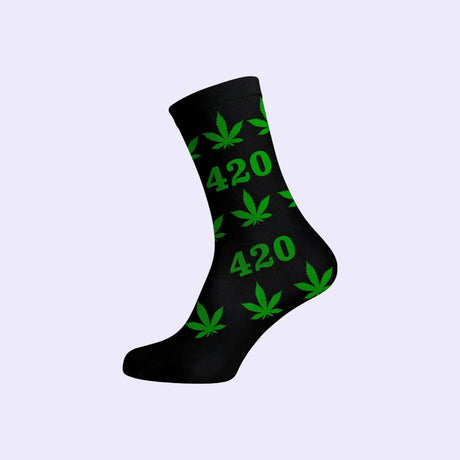 "Long Socks 40-45 Black 420 Green Leaves, schwarze Socken mit grünem Blattmuster und 420-Design, bequem und stylisch für jeden Anlass."