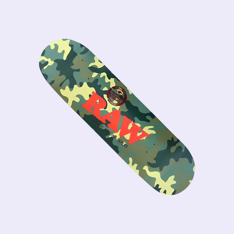 "Raw Street Skateboard Camo & Black 8.5'' – robustes Skateboard mit Camo-Design, ideal für Street-Skating, Rampen und Tricks, bietet hohe Stabilität und Wendigkeit."