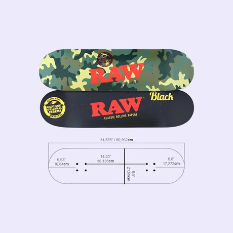 "Raw Street Skateboard Camo & Black 8.5'' – robustes Skateboard mit Camo-Design, ideal für Street-Skating, Rampen und Tricks, bietet hohe Stabilität und Wendigkeit."