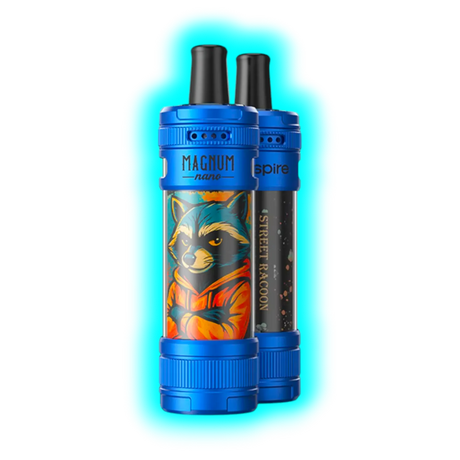 Zwei blaue Aspire Magnum Nano E-Zigaretten mit aufgedrucktem Waschbär-Motiv und Schriftzug