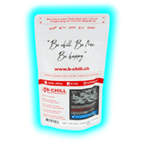 Weißes B-Chill Alpine Permaculture CBD-Produktverpackung mit Slogan "Be chill. Be free. Be happy.", Webadresse, sozialen Medien und Warnhinweis zur Fruchtbarkeit.