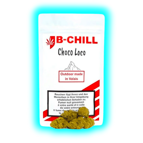 B-CHILL Choco Loco Outdoor‘ (Made in Valais) mit mehreren CBD-Blüten vor der Packung und dreisprachiger Warnbox.