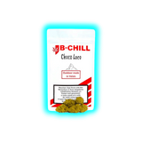 Verpackung mit der Aufschrift 'B-CHILL Choco Loco Outdoor made in Valais' und einer Warnhinweisbox, davor liegen mehrere CBD-Blüten