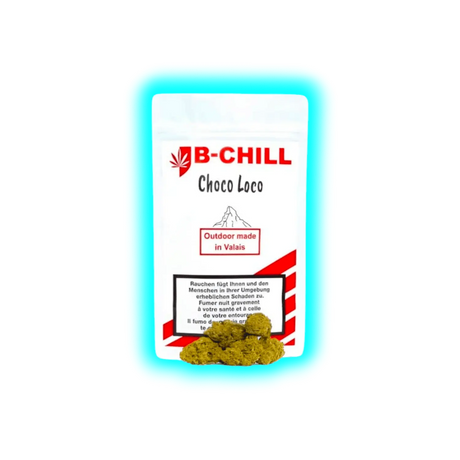 Verpackung mit der Aufschrift 'B-CHILL Choco Loco Outdoor made in Valais' und einer Warnhinweisbox, davor liegen mehrere CBD-Blüten