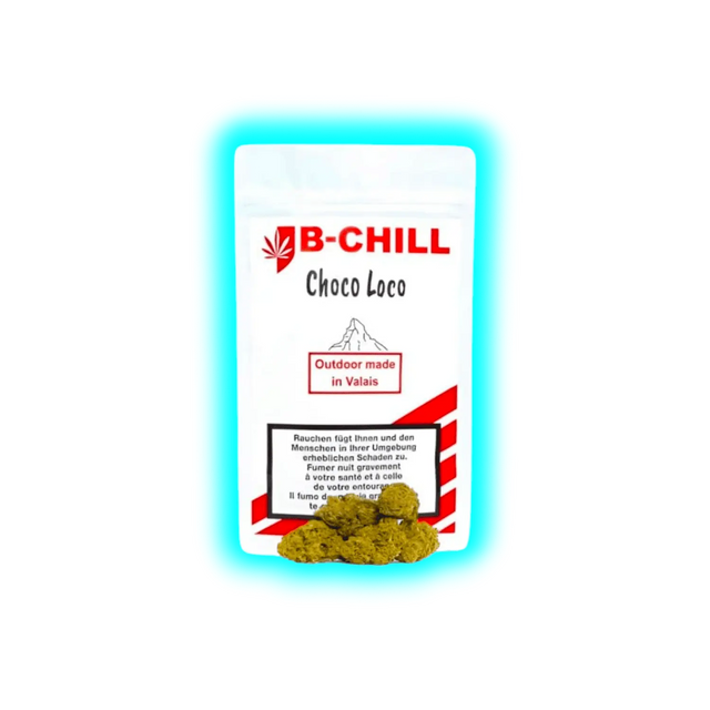 Verpackung mit der Aufschrift 'B-CHILL Choco Loco Outdoor made in Valais' und einer Warnhinweisbox, davor liegen mehrere CBD-Blüten