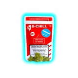 Verpackung mit rotem Etikett der Marke B-CHILL mit der Aufschrift 'CBD made in Valais' und Warnhinweis in mehreren Sprachen, davor liegen grüne CBD-Blüten.