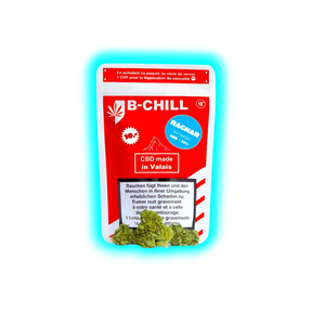 Verpackung mit rotem Etikett der Marke B-CHILL mit der Aufschrift 'CBD made in Valais' und Warnhinweis in mehreren Sprachen, davor liegen grüne CBD-Blüten.