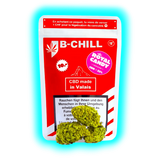 Nahaufnahme: B-CHILL Royal Candy. Drei kompakte Hanfblüten präsentiert vor der Walliser CBD-Verpackung.