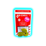 Verpackung mit der Aufschrift 'B-CHILL', 'CBD made in Valais' und 'ROYAL CANDY', davor liegen drei grüne CBD-Blüten