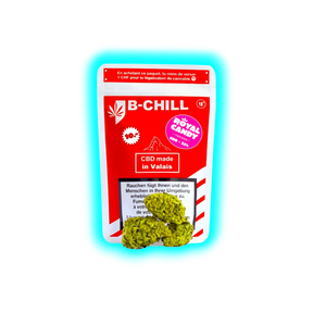 Verpackung mit der Aufschrift 'B-CHILL', 'CBD made in Valais' und 'ROYAL CANDY', davor liegen drei grüne CBD-Blüten