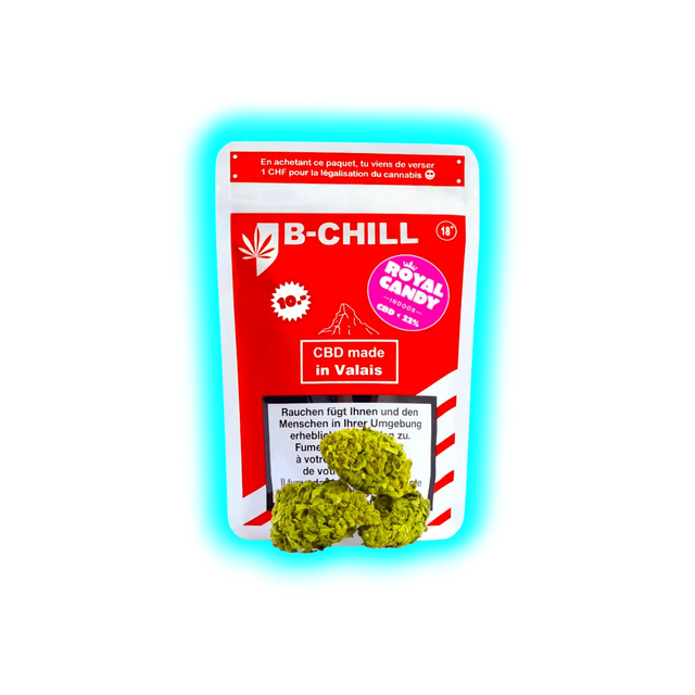 Verpackung mit der Aufschrift 'B-CHILL', 'CBD made in Valais' und 'ROYAL CANDY', davor liegen drei grüne CBD-Blüten