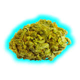 Nahaufnahme eines einzelnen Cannabisblütenkopfs mit sichtbaren Trichomen und Blättern