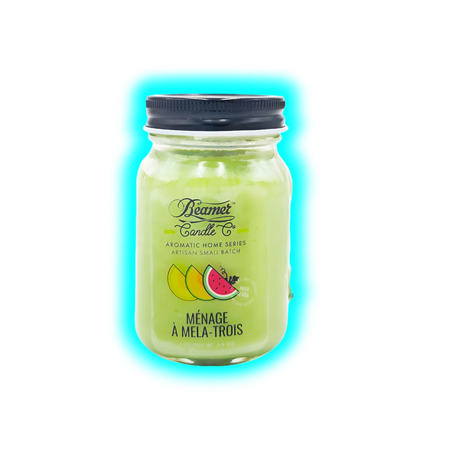 Glas mit grünlicher Kerze und schwarzem Schraubdeckel, auf dem Etikett die Marke Beamer Candle Co und Fruchtabbildungen