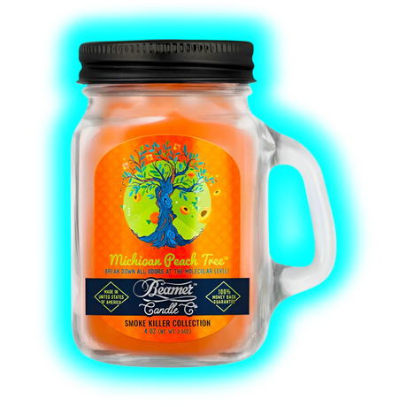 Glasbecher mit schwarzem Schraubdeckel, oranger Duftkerze und Etikett mit Baumillustration sowie Schriftzug Michigan Peach Tree