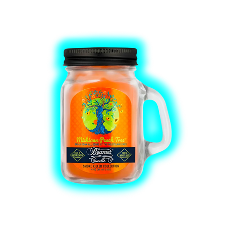 Glasbecher mit schwarzem Schraubdeckel und oranger Duftkerze mit Aufkleber 'Michigan Peach Tree' und Baumillustration