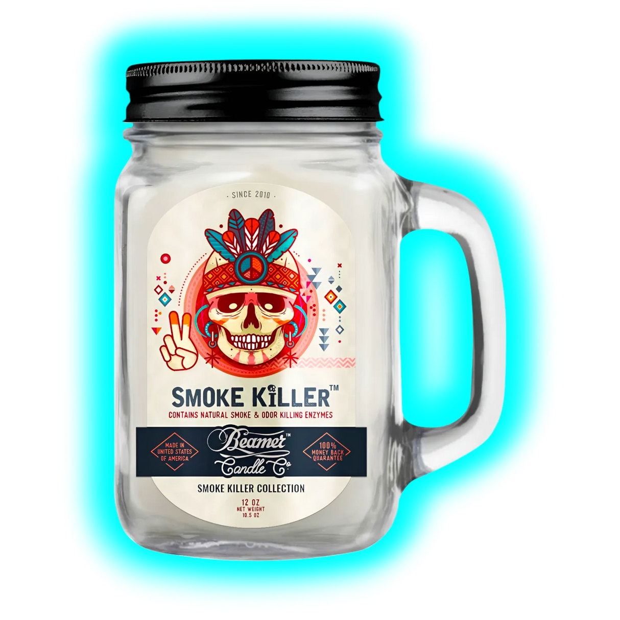 Henkelglas mit schwarzem Schraubdeckel, weißer Duftkerze und Smoke-Killer-Etikett mit indigenem Totenkopf-Motiv und Peace-Symbol