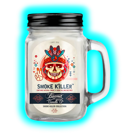 Henkelglas mit schwarzem Schraubdeckel, weißer Duftkerze und Smoke-Killer-Etikett mit indigenem Totenkopf-Motiv und Peace-Symbol