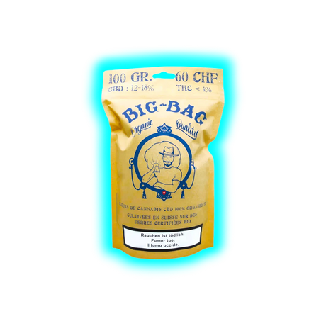 Beutel mit der Aufschrift 'BIG-BAG Organic Quality' und einer Zeichnung eines Mannes mit Hut, Angaben zu CBD- und THC-Gehalt sowie Warnhinweis zum Rauchen