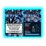 Nahaufnahme: Budz Blueberry Label. Fruchtige Illustrationen treffen auf Laborwerte und die Warnung ‚Rauchen ist tödlich‘