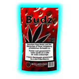 Nahaufnahme: Budz Strawberry CBD. Rote Frucht-Grafik neben schwarzem Blatt-Logo und gesetzlichen Raucher-Warnungen.