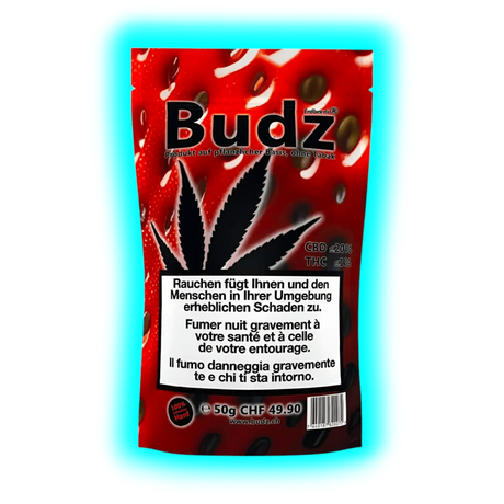 Nahaufnahme: Budz Strawberry CBD. Rote Frucht-Grafik neben schwarzem Blatt-Logo und gesetzlichen Raucher-Warnungen.
