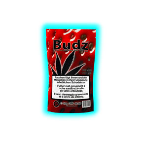 Verpackung mit rotem Erdbeermotiv und schwarzem Hanfblatt, Aufschrift 'Budz', Warnhinweis zum Rauchen in Deutsch, Französisch und Italienisch, Angaben zu CBD 20% und THC 0.3%, 50g Inhalt, Preis CHF 49.90
