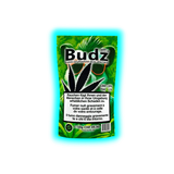 Grüne Verpackung mit dem Schriftzug 'Budz' und einer schwarzen Hanfblatt-Silhouette, Warnhinweis in Deutsch, Französisch und Italienisch, Angaben zu CBD und THC, Preisangabe 50g CHF 49.90