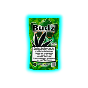 Grüne Verpackung mit dem Schriftzug 'Budz' und einer schwarzen Hanfblatt-Silhouette, Warnhinweis in Deutsch, Französisch und Italienisch, Angaben zu CBD und THC, Preisangabe 50g CHF 49.90