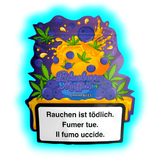 Nahaufnahme: Appetitlicher Muffin mit Blaubeeren und Cannabisblättern. Fokus auf das Motiv und die gesetzlichen Warntexte