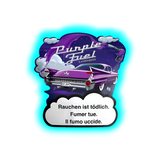 Nahaufnahme: Purple Fuel. Retro-Auto-Illustration mit lila Lackierung und Heckflossen vor Wolken und Mond.