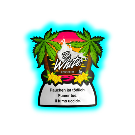 Nahaufnahme: Tropisches Label mit Palmen-Silhouette, gelben Blüten-Akzenten und Sonnenuntergang hinter dem Markenschriftzug