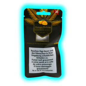 Mango Deluxe CBD-Produkt – Verpackung mit Sortennamen und gesetzlich vorgeschriebenen Warnungen vor Rauchschäden in drei Sprachen.
